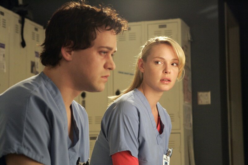 Izzie (Katherine Heigl, r.) versucht herauszufinden, was die anderen von ihrer Nacht mit George (T. R. Knight, l.) mitbekommen haben. Erleichtert stellt sie fest, dass anscheinend niemand etwas bemerkt hat … – Bild: 2007 American Broadcasting Companies, Inc. All rights reserved. NO ARCHIVE. NO RESALE. /​ Vivian Zink Lizenzbild frei