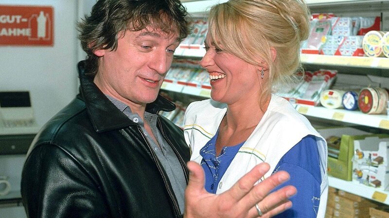 Ritas Exfreund aus lang schon verflossenen Tagen, ein Bandleader namens Gerd (Peter Freiberg), taucht wieder auf – und will mit Rita (Gaby Köster) ein Liebes-Duett singen. Was wird wohl Horst dazu sagen? – Bild: MG RTL D