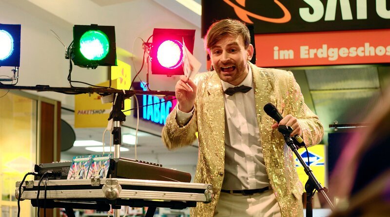 Falk (Martin Bertram) geht in der neuen Rolle des Moderators gänzlich auf. – Bild: MDR/​Daniel Hellwig