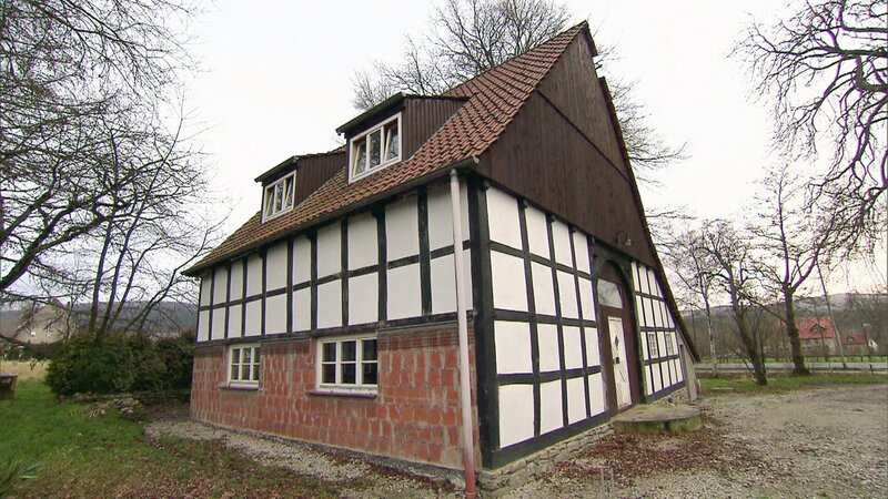 Dieses 200 Jahre Fachwerkhaus wurde von Michaela und Michael für 120.000 Euro in Schloß Holte-Stukenbrock in Nordrhein-Westfalen erworben – Bild: RTL II