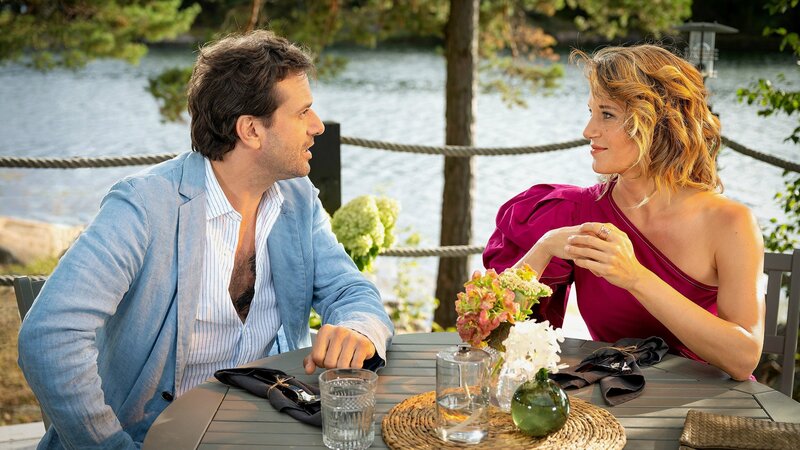 Kommen sich näher: Kai Schumann als Rasmus, Eva-Maria Grein von Friedl als Ebba – Bild: SRF/​ZDF/​Ralf Wilschewski