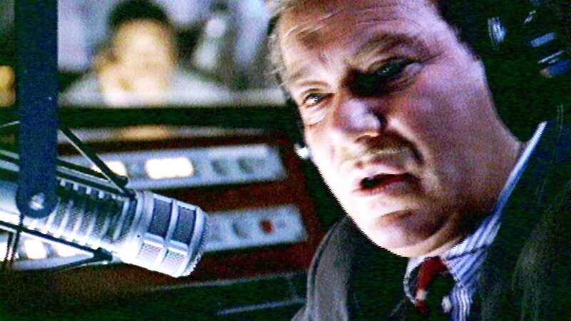 Fielding Chases (William Shatner) Radiosendung ist für das Aufgreifen kontroverser Themen bekannt. Und er hat sich durch seine Sendung zahlreiche Feinde geschaffen … – Bild: RTL
