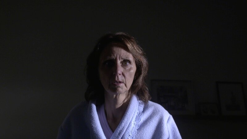 Schockierte Frau – Bild: Crime + Investigation /​ abacus media