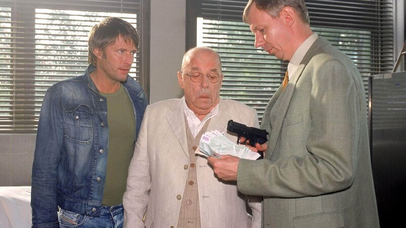 Dr. Sheldon Hawkes macht eine bahnbrechende Entdeckung: Ihm gelingt es mit Hilfe eines 3D-Druckers eine Pistole zu drucken! – Bild: MG RTL D /​ CBS