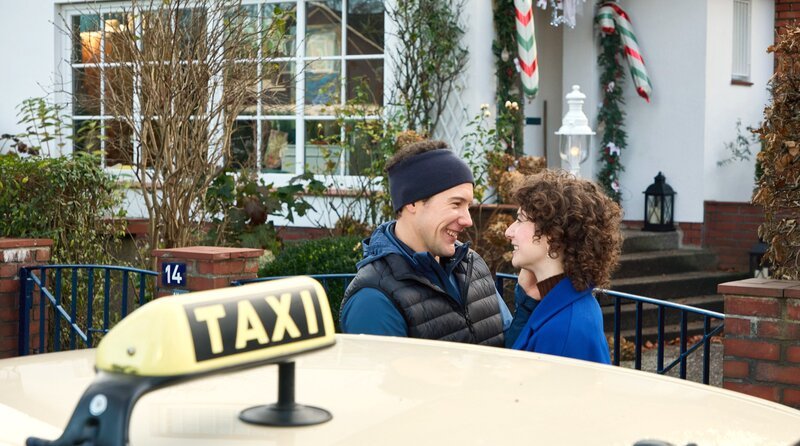 Moritz (Brix Schaumburg, li.) und seine Freundin Janna (Franziska von Harsdorf, re.) haben große Neuigkeiten! – Bild: ARD Degeto Film/​Georg Wendt