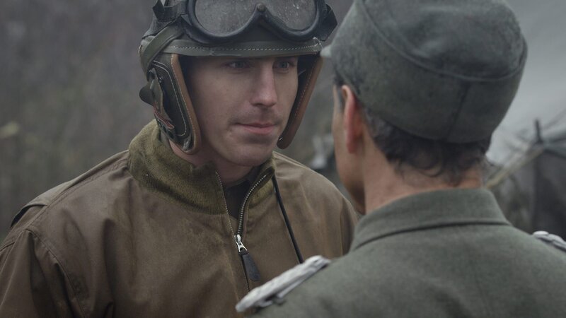Lee im Gespräch mit Gangl. (Dramatische Wiederholung). – Bild: Holdout Productions Inc.