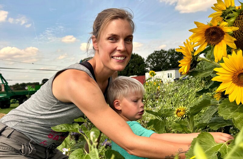 Hauke Johanna von Salzen ist seit 2023 selbstständige Landwirtin in der Nähe von Bremen. – Bild: NDR/​Sven Kiesche