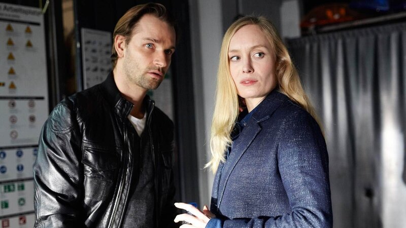 Markus Preuss (Tim Breyvogel) und Sandra Danner (Katharina Heyer) wollen sich die Chance, endlich den rücksichtlosen Verbrecher Serdal Masaad zu stellen, nicht entgehen lassen. – Bild: MG RTL D