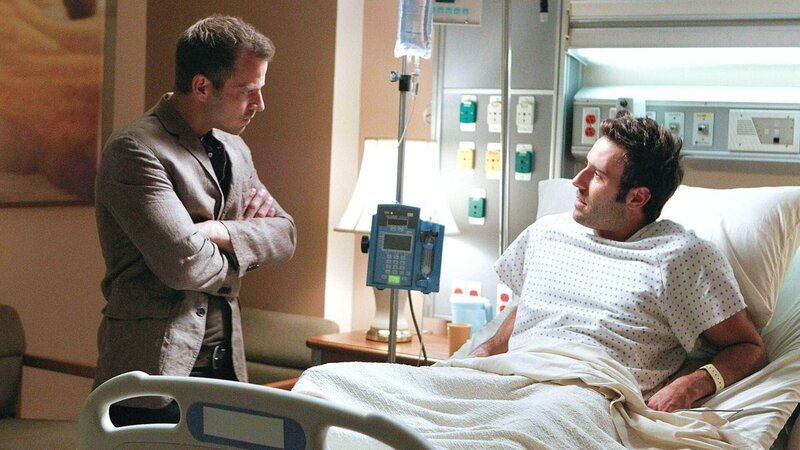 Danny Messer (Carmine Giovinazzo, l.) befragt seinen ehemaligen Kollegen James Belson (Coby Ryan McLaughlin) zu dem Überfall, bei dem ein Mann erschossen wurde. Kann er ihm genauere Hinweise geben? – Bild: MG RTL D /​ CBS