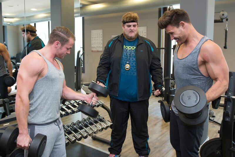 Marc (Marc Eggers, r.) und Dennis (Philipp Stehler, l.) treiben Eric (Edmund Kunke) im Fitnesstudio an seine Grenzen. – Bild: MG RTL D /​ Christoph Assma