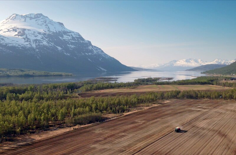 Für die Landwirte im hohen Norden ist es wichtig, dass Kartoffeln früher anfangen zu wachsen, weil die Wachstumssaison hier so kurz und kühl ist: Kartoffelacker mit Traktor im norwegischen Målselv-Tal. – Bild: ZDF /​ Timo Seidel