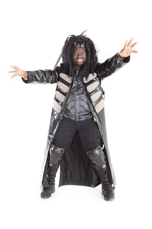 Eigentlich ist Darius auf der Suche nach einer Seelenverwandten, doch mit seinem Cybergoth-Look schreckt er jede Dame ab. Grund genug für das Styling Team sich ins Zeug zu legen und aus ihm einen gutaussehenden Mann zu machen. – Bild: Fremantle Media Enterprises Ltd.