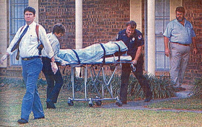 Ein Krankenwagen bringt die Leiche des Danny-Rolling-Opfers heraus. – Bild: Cflix-A PENINSULA TELEVISION PRO /​ Crime + Investigation /​ A PENINSULA TELEVISION PRODUCTION