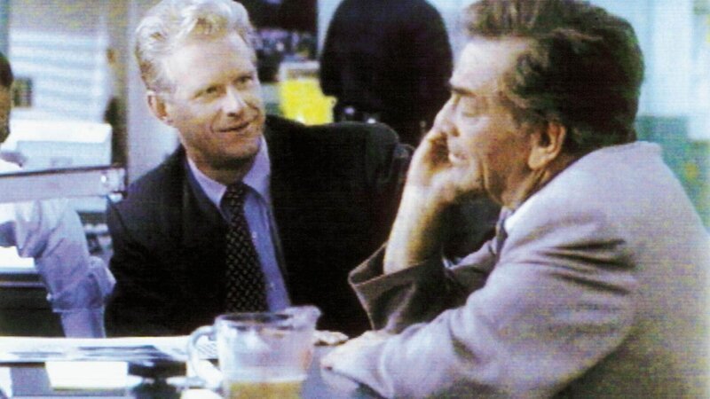 Versicherungsagent Irving Krutch (Ed Begley, Jr., li.) bittet Lt. Columbo (Peter Falk) um Mithilfe bei der Suche nach verdächtigen Personen, die vor sieben Jahren in einen Banküberfall verwickelt waren. – Bild: RTL