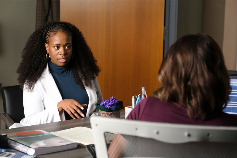 Dr. Joran Allen (Bria Henderson) – Bild: RTL /​ © 2022 Sony Pictures Entertainment