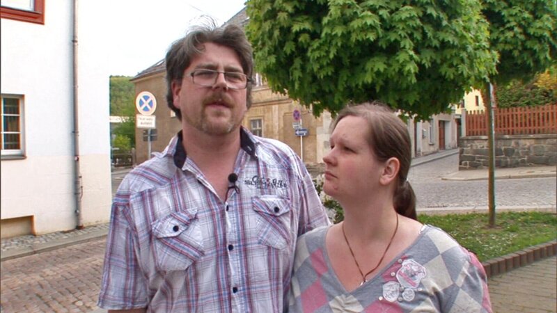 Sindy, Simon und ihre vier Söhne haben die Enge ihrer Mietwohnung satt. Nach fast drei Jahren werden sie endlich fündig! Für nur 30.000 Euro kaufen sie ein Häuschen mit 120 m² Wohnfläche. v.l.: Simon, Sindy – Bild: RTL Zwei