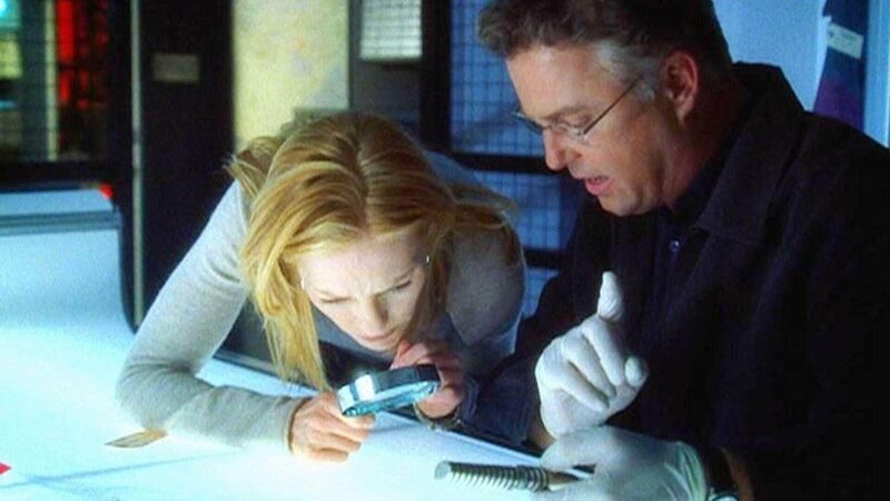 Im Fleischwolf einer Fleischfabrik wird ein menschliches Körperteil identifiziert. Gil (William Petersen) und Catherine (Marg Helgenberger) nehmen die Ermittlungen auf. – Bild: MG RTL D /​ CBS