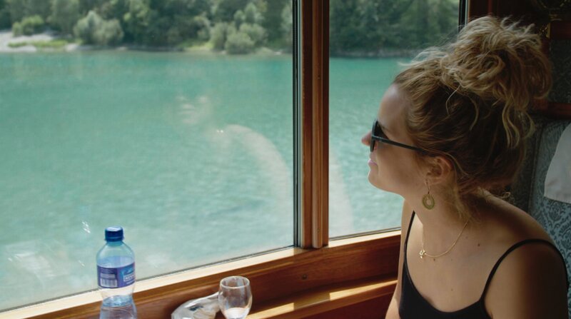 Passagierin im Goldenpass. – Bild: ZDF und SRF, Mediafisch