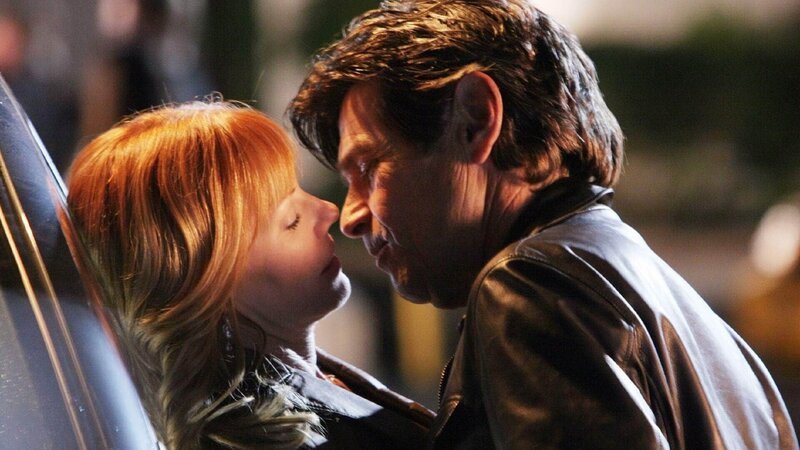 Catherine hat in einer Bar den charmanten Anwalt Adam Novak kennengelernt und hat sich von ihm einen Drink spendieren lassen. Doch als Novak immer zudringlicher wird, beendet Catherine den Flirt. – Bild: TVNOW /​ CBS