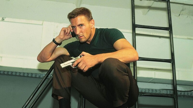 André (Mark Keller) konnte sich dem Zugriff des Geiselnehmers entziehen und ist in der Raststätte auf die Zwischendecke gekrochen. Von dort aus gibt er Informationen nach außen weiter. – Bild: TVNOW