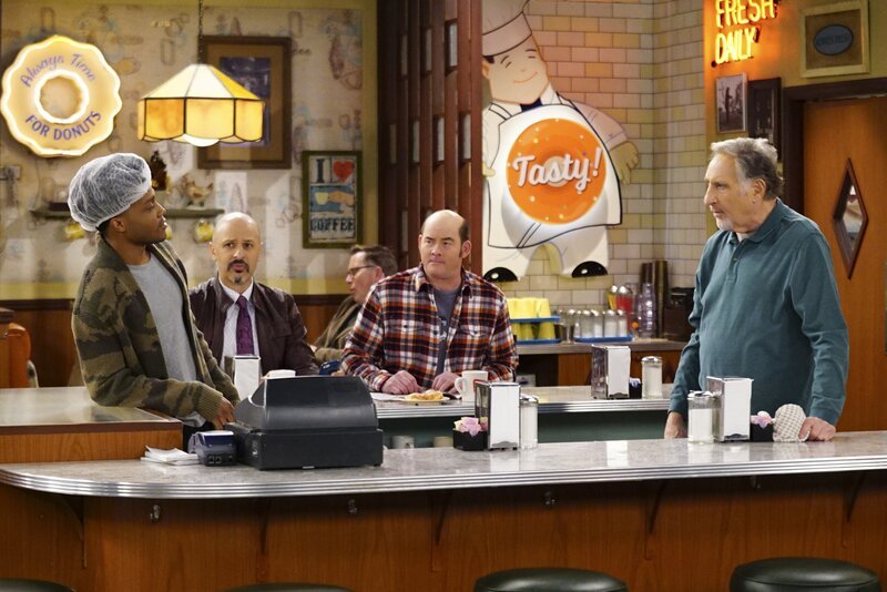 (v.l.n.r.) Franco Wicks (Jermaine Fowler); Fawz (Maz Jobrani); Carl „Tush“ Tushinski (David Koechner); Arthur Przybyszewski (Judd Hirsch) – Bild: CBS Broadcasting, Inc.
