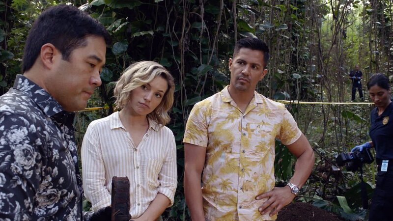 (v.l.n.r.) Detective Gordon Katsumoto (Tim Kang); Juliett Higgins (Perdita Weeks); Thomas Magnum (Jay Hernandez) – Bild: 2018 CBS Studios Inc. and Universal Television LLC. ALL RIGHTS RESERVED. Lizenzbild frei
