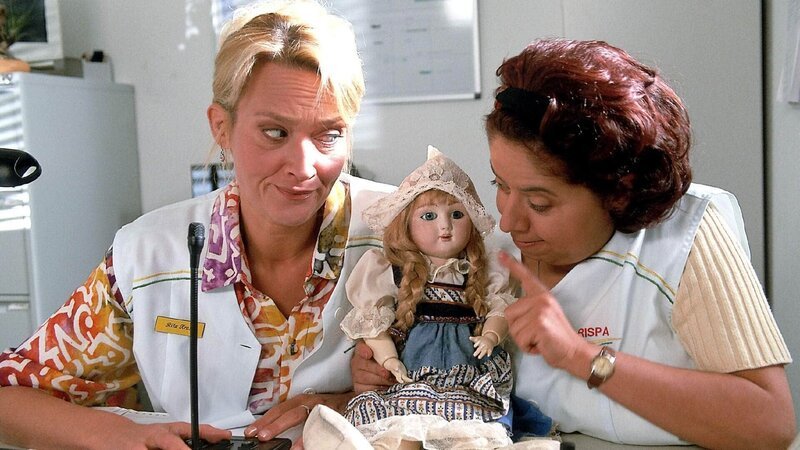 Rita (Gaby Köster, l.) kann nicht mehr! Gisi (Franziska Traub) möchte, dass ihre Lieblingspuppe Rebecca die Durchsagen im Supermarkt macht … – Bild: MG RTL D