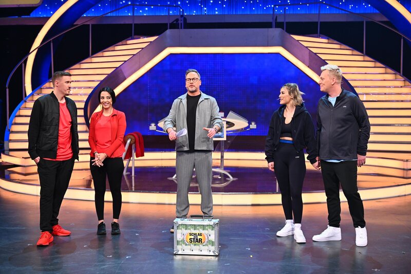 (v.l.n.r.) Max Kruse; Dilara Kruse; Matthias Opdenhövel; Lia Mitrou; Knossi – Bild: Joyn /​ Willi Weber