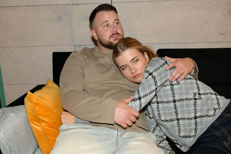 Nach einem klärenden Gespräch findet Johanna (Charlott Reschke) endlich Ruhe bei Jonas (Felix van Deventer). – Bild: RTL /​ Rolf Baumgartner /​ Vereint