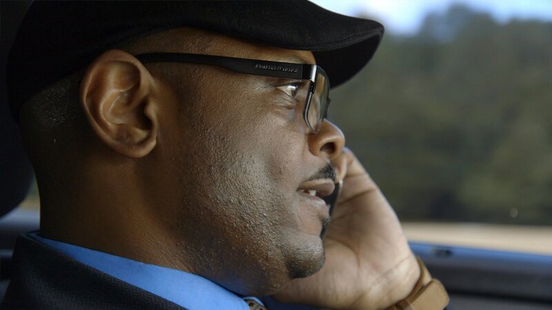 Detective Thorpe erhält einen Hinweis auf eine der Personen, die an der Schießerei beteiligt waren. – Bild: A&E Detective Thorpe erhält einen Hinweis auf eine der Personen, die an der Schießerei beteiligt waren. – Bild: A&E