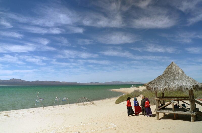 Die Fotografin Graciela Iturbide fotografiert Riten aus präkolumbischer Zeit, die den Übergang vom Leben in den Tod begleiten. – Bild: Elephant Doc