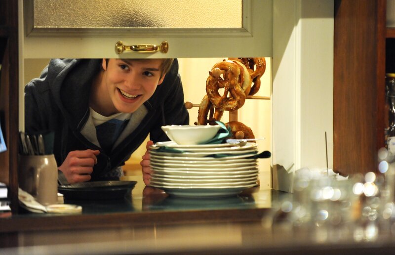 Patrick (Lucas Bauer) freut sich über seinen neuen Aushilfsjob. – Bild: BR/​Marco Orlando Pichler