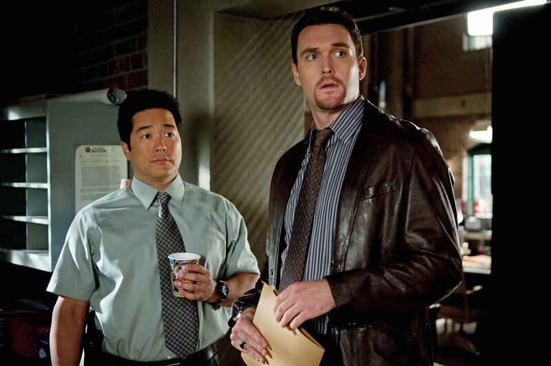 Rückblende: Wayne Rigsby (Owain Yeoman, r.) und Kimball Cho (Tim Kang, l.) treffen zum ersten Mal auf Patrick Jane … – Bild: Warner Bros. Television Lizenzbild frei Rückblende: Wayne Rigsby (Owain Yeoman, r.) und Kimball Cho (Tim Kang, l.) treffen zum ersten Mal auf Patrick Jane … – Bild: Warner Bros. Television Lizenzbild frei