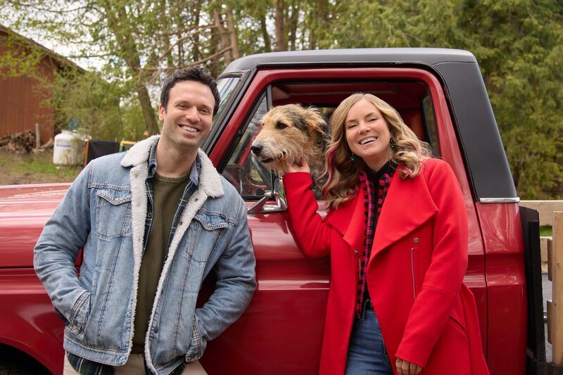 Benjamin Hall (Jake Epstein) und Olivia Matheson (Cindy Busby)  +++ Die Verwendung des sendungsbezogenen Materials ist nur mit dem Hinweis und Verlinkung auf RTL+ gestattet. +++ – Bild: RTL /​ Hallmark Media