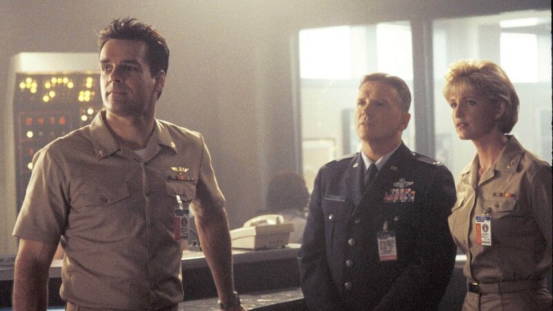 V.l.: Harmon Rabb, Jr. (David James Elliott), Colonel Fisher (Tom Mason), Meg Austin (Tracy Needham) – Bild: RTL /​ 2018 CBS Studios Inc.