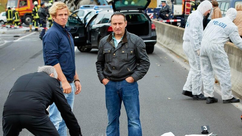 Trotz ihres Einsatzes können Paul (Daniel Roesner, l.) und Semir (Erdogan Atalay) den jungen Motorradfahrer namens Jonas nicht retten. – Bild: MG RTL D /​ Guido Engels