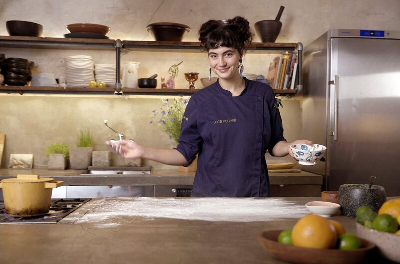 Lucie backt Kekse mit Bergamotte-Fenstern. – Bild: ZDF /​ Benjamin Wistorf