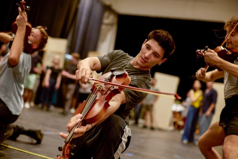  Tänzer. – Bild: ORF/​MusikTheater an der Wien/​Peter M. Mayr