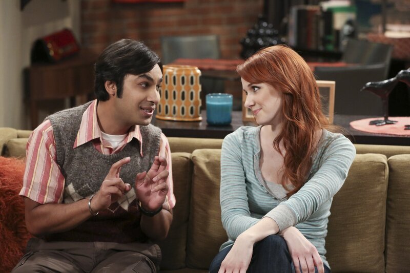 Ein gemeinsamer Abend wartet auf Raj und Emily – doch Raj begeht dabei einen folgenschweren Fehler … – Bild: Warner Bros. Television