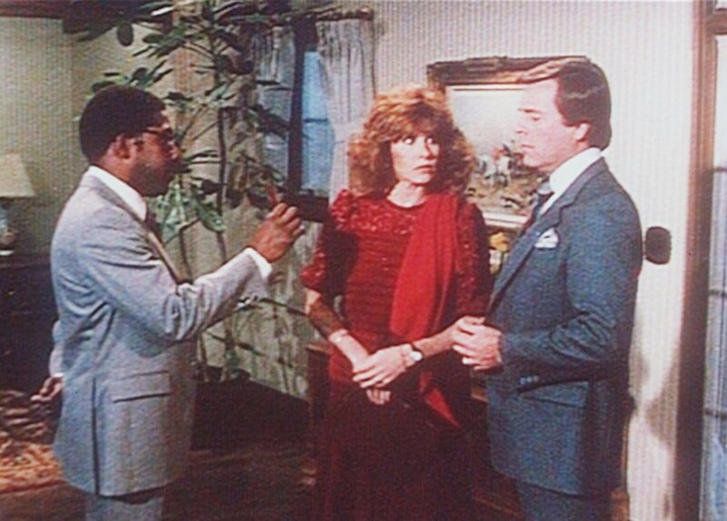 Kann der CIA-Mann William Dean (Kene Holliday, l.) Jonathan (Robert Wagner, r.) und Jennifer Hart (Stefanie Powers, M.) helfen? – Bild: Columbia Pictures