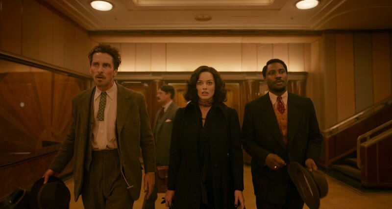 L-R: Burt (Christian Bale), Valerie (Margot Robbie) und Harold (John David Washington) – Bild: Walt Disney Studios