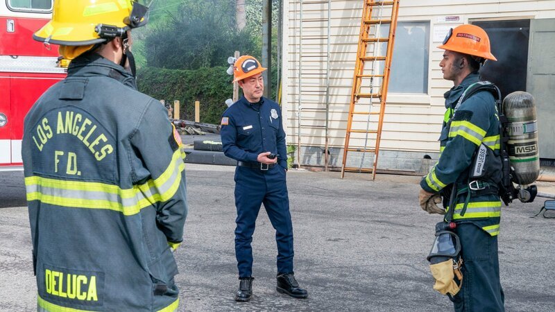 Kenneth Choi (Howie ‚Chimney‘ Han, mi.), Anirudh Pisharody (Ravi Panikkar, re.). – Bild: ORF/​PRO7/​20th Television/​Jack Zeman