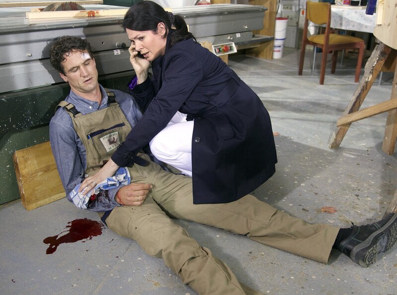 MDR Fernsehen IN ALLER FREUNDSCHAFT FOLGE 544, „Mit harten Bandagen“. Um seinen Behandlungsplan zu besprechen, hat Dr. Elena Eichhorn (Cheryl Shepard) einen Termin mit Michael Muran (Oliver Franck) ausgemacht. Da er zu diesem jedoch nicht erscheint, fährt sie zu seiner Werkstatt. Dort findet sie ihn schwer verletzt, er wird sofort in die Sachsenklinik eingeliefert. – Bild: MDR/​Wernicke