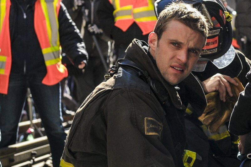 Matthew Casey (Jesse Spencer) und sein Team zu einer Bahnstation gerufen, weil dort ein Zug zwei Menschen erfasst hat. – Bild: VOXup