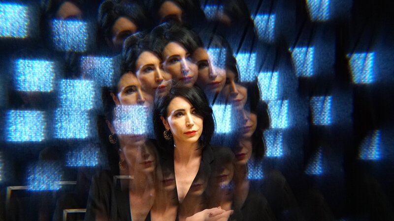 Cindy Kaza sits with a local sketch artist to illustrate what she saw on her walk in Modjeska Canyon, CA as seen on Travel Channel’s The Dead Files. – Bild: Discovery, Inc. All Rights Reserved