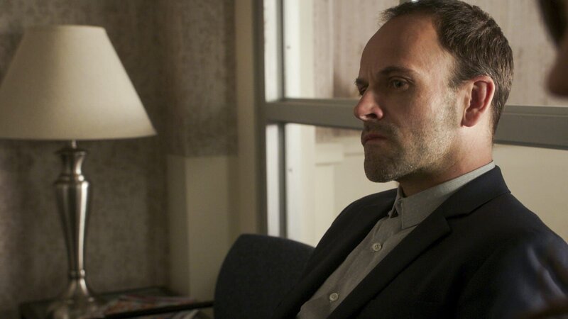 Während in New York ein Bandenkrieg ausbricht, ist Holmes (Jonny Lee Miller) immer noch mit seiner Vergangenheit beschäftig. Warum ist May wieder in seinem Leben aufgetaucht? – Bild: 2017 CBS Broadcasting, Inc. All Rights Reserved.