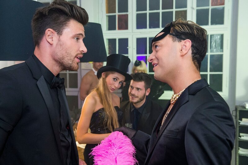 (v.l.): Marc (Marc Eggers), Mila (Alica Büchel), Hanno (Angelo Carlucci) und Frederik (Julian F. M. Stoeckel) – Bild: RTL Passion