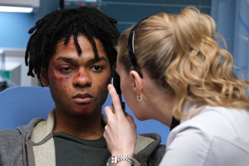 Kevin Dolin (Marcus Gladney Jr.) und Dr. Morgan Reznick (Fiona Gubelmann) – Bild: American Broadcasting Companies, Jeff Weddell/​ABC/​Sony Pictures T