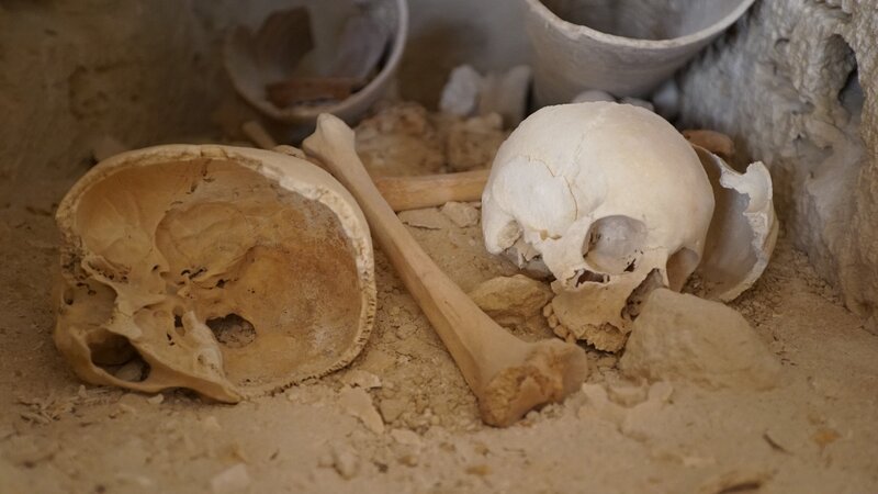 In der Antike beschrieb der Schriftsteller Antipatros sieben Weltwunder in seinem Reiseführer. Darunter die prunkvollsten Bauwerke seiner Zeit, wie die Pyramiden von Gizeh, der Tempel der Artemis oder der Leuchtturm von Alexandria.; Wie sahen die Bauwerke wirklich aus? Archäologen gehen auf die Suche nach den legendären Weltwundern. – Bild: TVNOW /​ Windfall Films Ltd