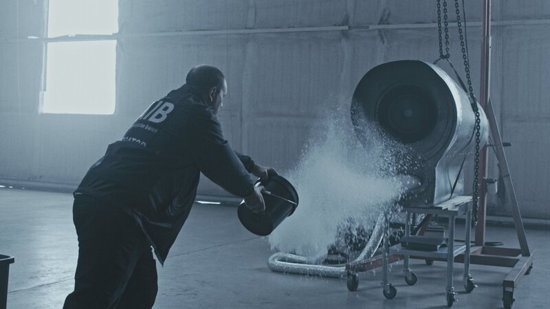 Bei der Untersuchung des Absturzes des Loganair-Fluges 670A führt der Ermittler des AAIB (gespielt von Chris Gibbs) einen Test durch, um festzustellen, ob Schneeansammlungen den Lufteinlass des Triebwerks behindert haben könnten, was zu einem doppelten Triebwerksausfall führte. – Bild: Cineflix